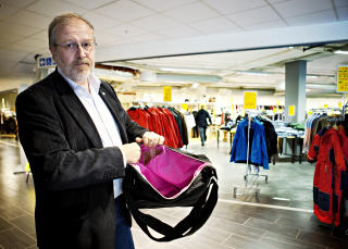 LURER ALARMEN: Tyvene bruker ofte spesialsydde poser og bagger for � lure alarmene, som Thor Martin Bjerke, sikkerhetsr�dgiver i HSH, her viser fram. Foto: Nina Hansen