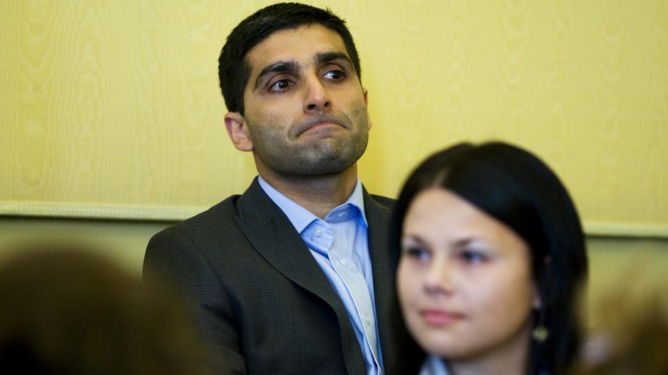 BYTTET UT LUSEKOFTA I H�YESTERETT: Da Arfan Q. Bhatti m�tte i H�yesterett forrige uke hadde han byttet ut den velkjente lusekofta med dress. Foto: Heiko Junge / SCANPIX