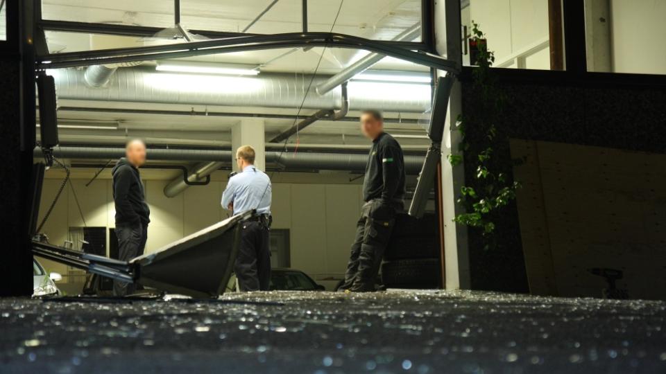 STORE SKADER: Porten har store skader, og fire biler er forsvunnet fra M�ller p� R�dtvet i Oslo. Foto: Svein Gustav Wilhelmsen