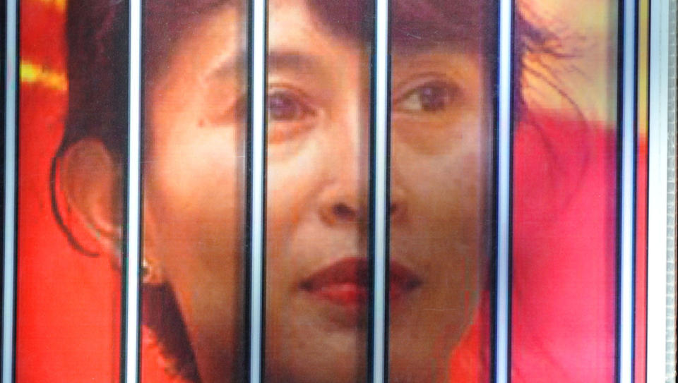 KAN M�TTE SONE I FENGSEL: Aung San Suu Kyi, her avbildet p� en plakat som viser skjebnen John Yettaw kan ha p�f�rt henne. Foto: AP Photo/Katsumi Kasahara/Scanpix