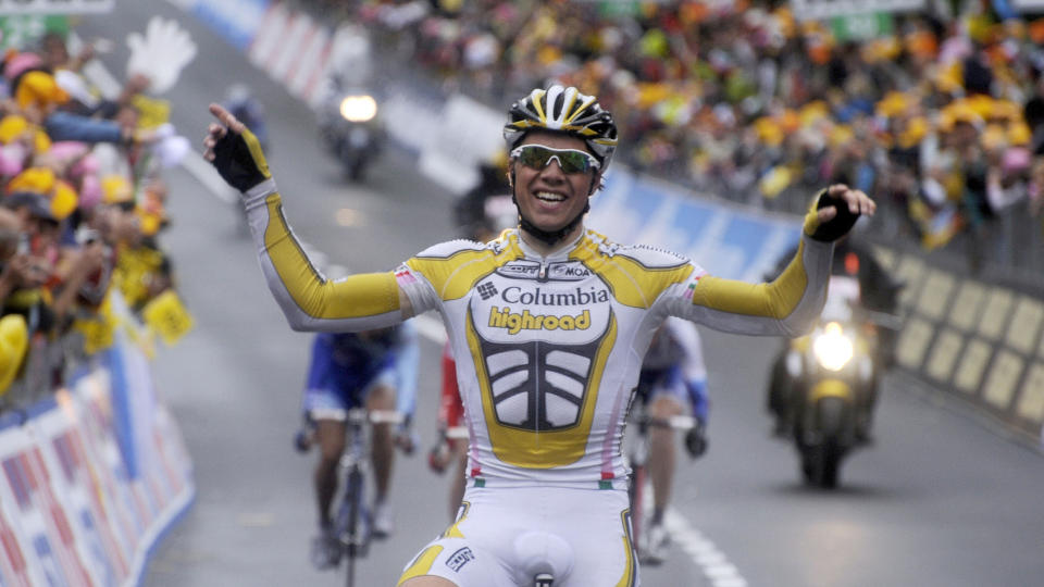 VANT SJUENDE ETAPPE: Edvald Boasson Hagen sykler for Team Columbia, som har flere dopingsyndere p� l�nningslista. Her feirer nordmannen etappeseieren fredag. Foto: AFP/DAMIEN MEYER