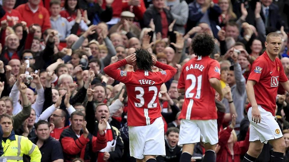 - ARGENTINA! Carlos Tevez h�rer p� United-supporternes taktfaste �Argentina!�-rop etter scoring i derbyet mot Manchester City sist helg. Og baer s� det er sagt, det sitter som regel langt inne for engelskmenn � heie p� Argentina p� fotballbanen. Foto: Magi Haroun,  EPA/Scanpix