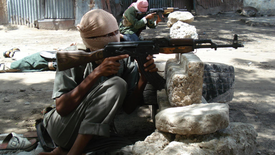HARDE KAMPER: 28 sivile er drept i kamper i Mogadishu. Her holder to islamistiske oppr�rere vakt. Foto: AFP PHOTO/Abdurashid ABIKAR/Scanpix