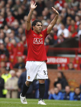 VINKET: Carlos Tevez vinket til United-fansen, som elsker ham s� h�yt. Kanskje for siste gang? Foto: Jon Super, AP/Scanpix