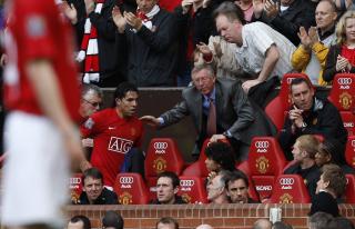FOR SISTE GANG? Alex Ferguson lot Carlos Tevez starte kampen, og ga ham et klapp p� skulderen da han tok av argentineren midt i andre omgang. Foto: Jon Super, AP/Scanpix