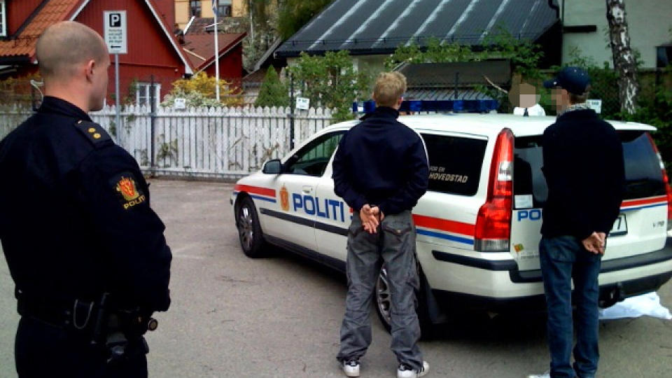 ANHOLDT: 12 personer er anholdt av politiet etter at casuals fra V�lerenga og Fredrikstad barket sammen. Foto: Harald S. Klungtveit