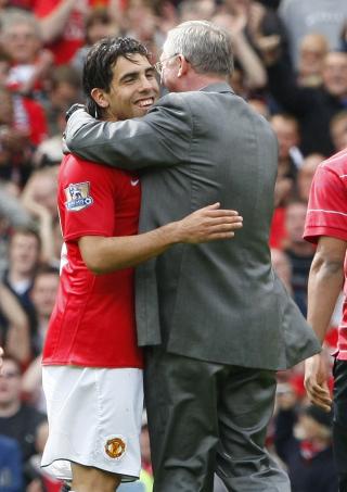 SKILLES SOM VENNER? Carlos Tevez har ikke bare pene ting � si om hvordan Alex Ferguson leder United, men de ga hverandre en god gullklem i g�r. N� sier Tevez at han vil bytte klubb f�r de begynner � krangle. Foto: Phil Noble, Reuters/Scanpix