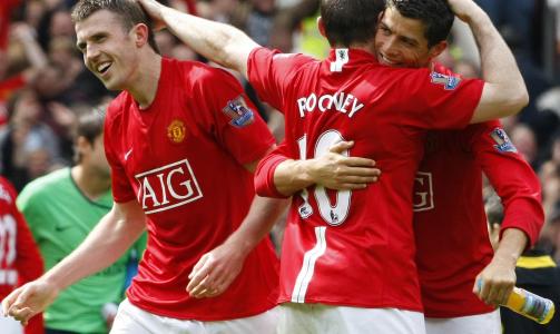 JUBELDAG UTEN JUBELBALL: Michael Carrick, Wayne Rooney og Cristiano Ronaldo jubler etter sluttsignalet. United spilte ingen stor kamp, men tok det ene poenget de trengte for � sikre tittelen. Foto: Phil Noble, Reuters/Scanpix
