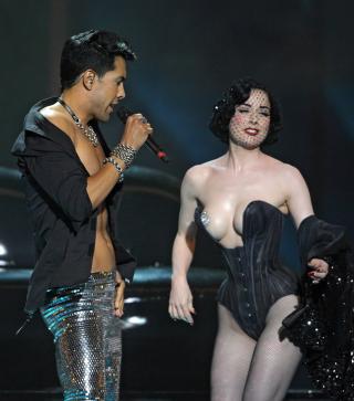 IDOLET: Burleskdanseren Dita Von Teese er Fabia Cerras heltinne. Her p� scenen under Melodi Grand Prix i Moskva. Foto: EPA/SERGEI ILNITSKY