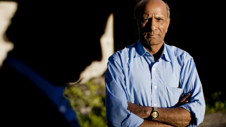 SKUFFET OVER POLITIET: 
- Dette er ikke en rettstat verdig. Det er tydelig at politiet ikke tar dette p� alvor, sier Aslam Ahsan. Her sammen med mannen som har blitt trakassert. Foto: ESPEN R�ST