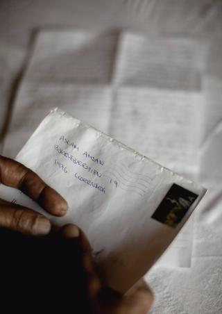 LIVREDD: - Det g�r ikke en dag uten at jeg tenker p� det. Jeg er livredd n�r jeg henter posten om morgenen i tilfelle det har kommet et nytt brev. Alle h�ndskrevne konvolutter skremmer livet av meg, sier den 30 �r gamle norskpakistanske kvinnen som blir hengt ut i brevet. Brevene blir sendt til hele det norskpakistanske milj�et i Oslo. Dette brevet er sendt til forfatter og politiker Aslam Ahsan. Foto: ESPEN R�ST