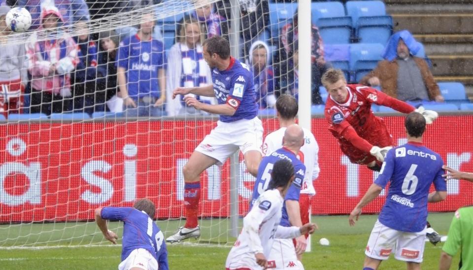 P� B�RTUR: FFK-keeper Lasse Staw n�lte for lenge og havnet p� halvdistanse. Dermed fikk  Andr� Muri en enkel jobb med � sende V�lerenga opp i 2-0.Foto: Thomas Rasmus Skaug/Dagbladet