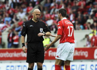 TILBAKE: Tom Henning �vreb� d�mte sin f�rste kamp siden skandalematchen p� Stamford Bridge. Her gir han Eirik Bakke tilsnakk.