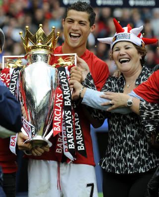 HER ER'N MAMMA! Smo plaster p� hattes�ret f�r mamma Dolores l�fte Premier League-trof�et sammen med s�nnen. Foto: Adrian Dennis, AFP/Scanpix