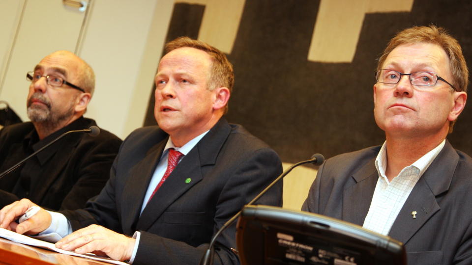 BLE ENIGE:
Landbruks- og matminister Lars Peder Brekk (midten) kunngjorde l�rdag ettermiddag at Staten var blitt enige med bondeorganisasjonene om en ny jordbruksavtale. P�l Haugstad, leder i Norges Bondelag (t.h) og Sm�brukerlagets leder Ole Anton Teigen.
Foto: SCANPIX