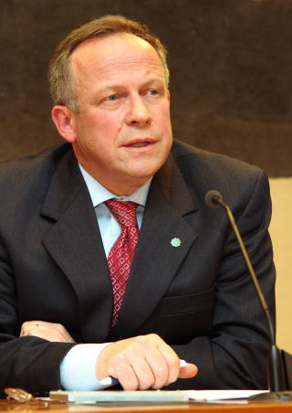 TIL GUNST: - Jeg tror dette er en avtale som vil v�re til gunst og nytte for jordbruket, og som vil bidra til � sikre muligheten til et landbruk ogs� i framtiden, sier landbruksminister Lars Peder Brekk. Foto: SCANPIX