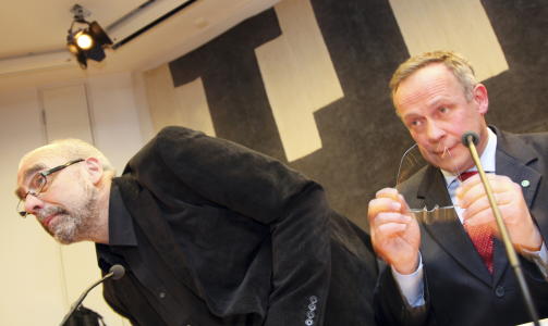 FORN�YDE:
Landbruks- og matminister Lars Peder Brekk (t.h.) og Sm�brukerlagets leder Ole Anton Teigen i forkant av pressekonferanse l�rdag ettermiddag. Brekk kunngjorde at Staten var blitt enige med bondeorganisasjonene om en ny jordbruksavtale.
Foto: SCANPIX