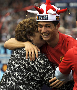 MAMMAS GUTT: Det er nok omtrent her Cristiano Ronaldo kommer p� hvor dum han ser ut med narrehatt. Og f�r en fiks id�... Foto: Adrian Dennis, AFP/Scanpix