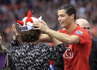 S� HATTEN PASSER: ... hvorfor ikke gi mamma Dolores hatten i stedet? Foto: Magi Haroun, EPA/Scanpix