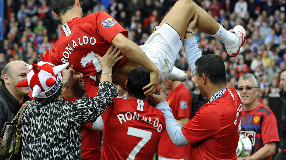 FAMILIEFEST: Her er en rekke ronaldoer i aksjon p� Old Trafford. Han som blir kastet i lufta heter Cristiano til fornavn. Resten er tjukke slekta. Og med den svart-og-hvit-spraglete jakka n�rmest er mamma Dolores Aveiro.Foto: Adrian Dennis, AFP/Scanpix