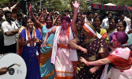 FEIRET:  
Tilhengere av Kongresspartiet i Hyderabad i feiret l�rdag seieren i valget p� nasjonalforsamling i India. Foto: REUTERS / Krishnendu Halder / SCANPIX
