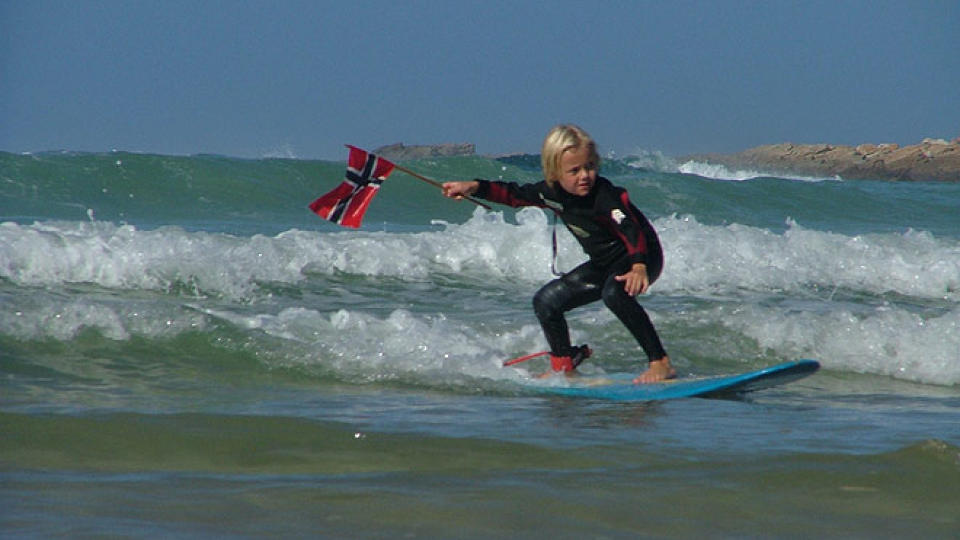 TAR 17. MAI-B�LGEN: Lea Breivik (7) p� surfbrett i Jeffreys Bay i S�r-Afrika i fjor. Foto: PRIVAT