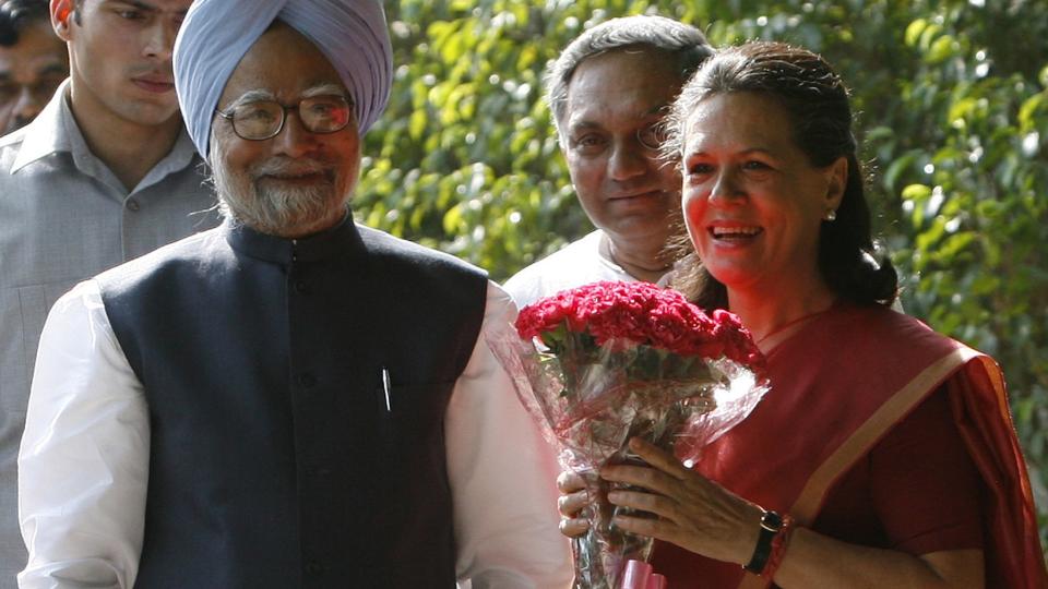 OVERRASKENDE KLAR SEIER:  Indias statsminister Manmohan Singh (t.v.) kan etter alt � d�mme fortsette som regjeringssjef etter valget p� ny nasjonalforsamling. Han feiret valgseieren sammen med Kongresspartiets leder Sonia Gandhi (t.h.) l�rdag. Foto: REUTERS / Adnan Abibi / SCANPIX