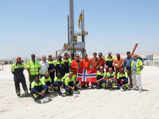 LAVM�L: En annen som sendte inn bilde var Ole Jakob Vigmostand, som sendte et bilde fra Jordan:

�Vi vil sende verdens laveste 17.mai-hilsen. Vi befinner oss n� ved d�dehavets bredder og feires 17.mai 380 meter under havet.� Foto: PRIVAT