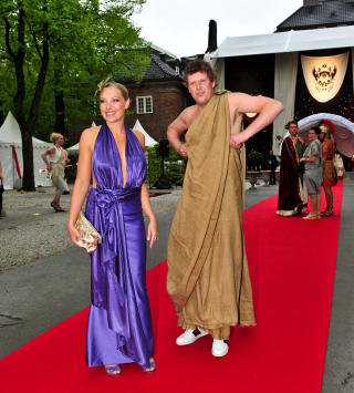 TOGA OG JOGGIS: Jan Fredrik Karlsen var som mange av de mannlige gjestene sv�rt lettkledd under togaen. FOTO: STELLA PICTURES
