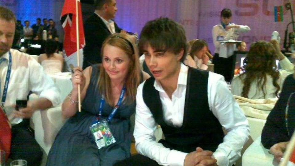 F�LGER SPENT MED: Alexander Rybak og manager Kathrine Synnes. - Vi har det bra n�! skriver Alexander i en SMS fra backstage.