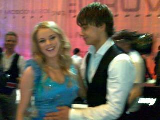 NORGE OG ISLAND: Alexander Rybak og Yohanna backstage.