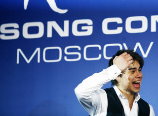 VINNEREN:
Alexander Rybak vant finalen i Eurovision Song Contest i Moskva i Russland l�rdag kveld. Her jubler han p� pressekonferansen.
Foto: Sara Johannessen / SCANPIX