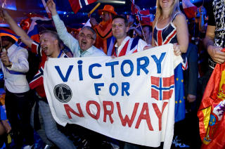 NORSKE FANS: De norske tilreisende fikk det som de ville da Rybak stakk av med seieren.
Foto: Pontus Lundahl / SCANPIX