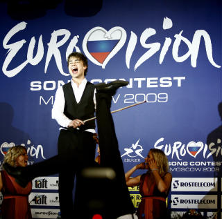 VINNEREN:
Alexander Rybak vant finalen i Eurovision Song Contest i Moskva i Russland l�rdag kveld. Her jubler han p� pressekonferansen. 
Foto: Sara Johannessen / SCANPIX