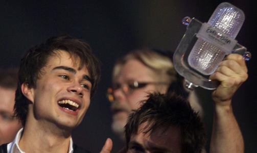 MOTTAR POKALEN: Alexander Rybak (23) var tydelig forn�yd og stolt over den overlegne seieren. Foto: SCANPIX