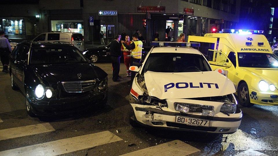 TO SKADD: Politiet krasjet i natt med en taxi i Oslo. Foto: Svein Gustav Wilhelmsen