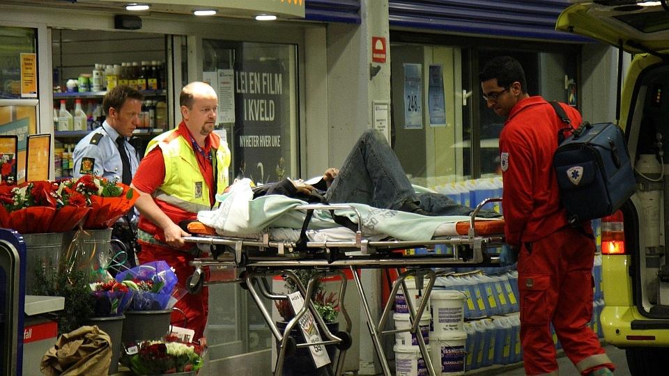 SENDT TIL ULLEV�L: En mann i 20-�rene er sendt til sykehus etter et slagsm�l p� Bryn i Oslo. Foto: Svein Gustav Wilhelmsen
