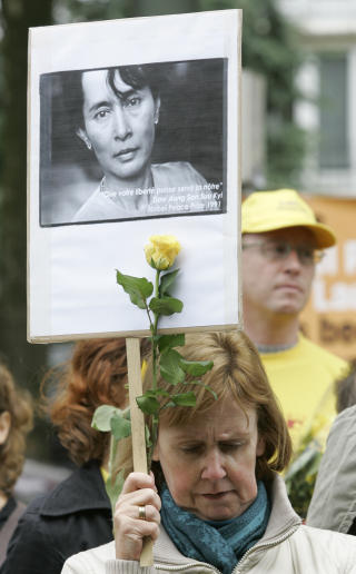 ST�TTE: Her demonstrerer tilhengere av Suu Kyi utenfor Burmas ambassade i Br�ssel i mars. De f�r st�tte av Jimmy Carter. Foto: AP Photo/Yves Logghe/Scanpix