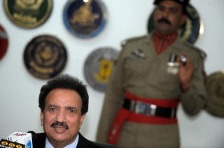 1000 D�DE: Pakistans innenriksminister Rehman Malik hevder at milit�ret har drept over 1.000 oppr�rere i Swat-dalen. Foto: SCANPIX