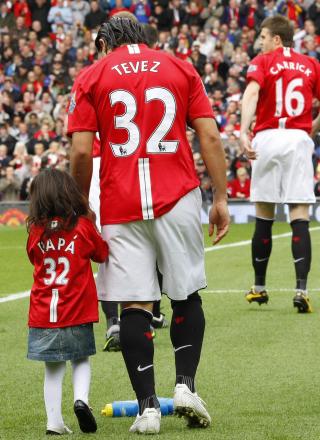 HEIA PAP� Carlos Tevez fikk leie datteren inn p� banen f�r kampen mot Arsenal i g�r. Foto: Phil Noble, Reuters/Scanpix