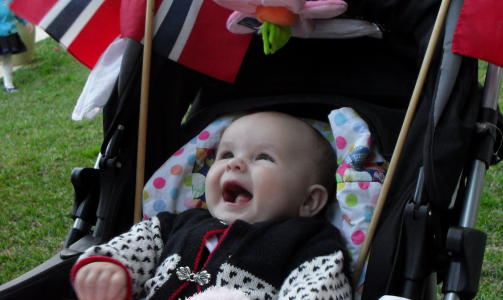 HURRA!:  Ogs� lille Freya koser seg stort under 17. mai-feiringen i Sydney.