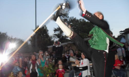 PREST I HALLINGKAST:  Sj�mannsprest Torgeir danser Halling under feiringen i Sj�mannskirken i Sydney, Australia.