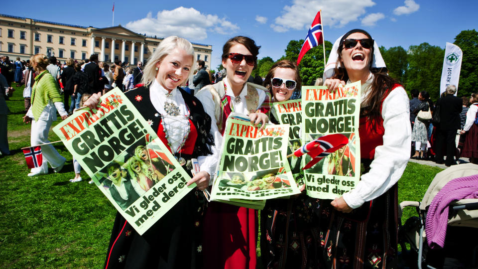 SVENSKEHJELP: Den svenske avisa Expressen tok turen til Norge og gledet 17. maifeirende med aviser. Foto: CHRISTIAN �RNBERG/Expressen