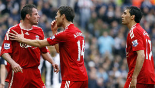NONSJALANT: Carragher var ikke forn�yd med forsvarsspillet mot WBA. Foto: AP/Simon Dawson