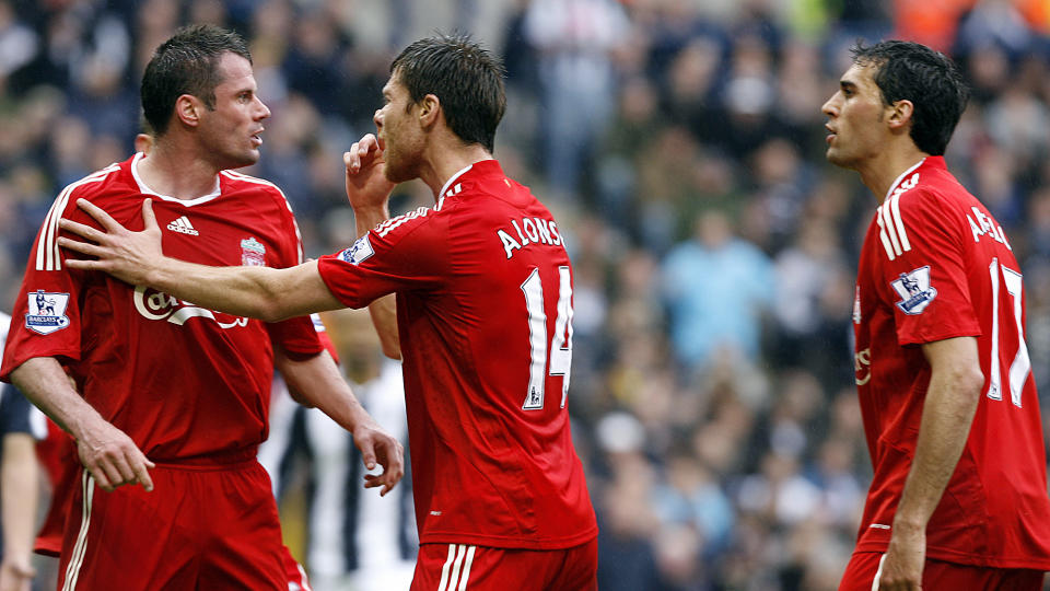 KRANGLET HEFTIG: Jamie Carragher (t.v.) raste mot Alvaro Arbeloa (t.h.) etter en markeringssvikt av sistnevnte. Xabi Alonso m�tte g� mellom de to lagkameratene, og viste med en finger mot tinningen at han ikke syntes Carraghers oppf�rsel var videre smart. Foto: Simon Dawson, AP/Scanpix
