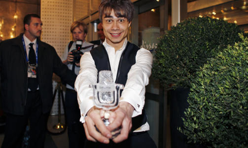 VANT EUROPA: 23 �r gamle Alexander Rybak tok Europa med storm i g�r kveld. Her er han med trofeet. Foto: Sara Johannessen / SCANPIX