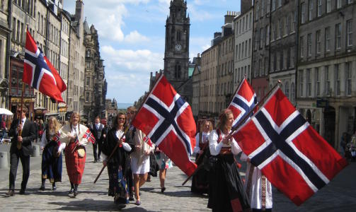 EDINBURGH:  Norsk tog i Royal Mile i Edinburgh Skottland.