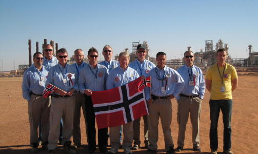 17. MAI I �RKENEN:  Dette teamet fra StatoilHydro feirer 17. Mai i Sahara i Algeria.