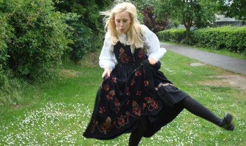 KOMBINERT FEIRING:  
Ingrid feirer nasjonaldagen og Rybak i en hage i  i Loughton, England. Foto: Ulrikke
