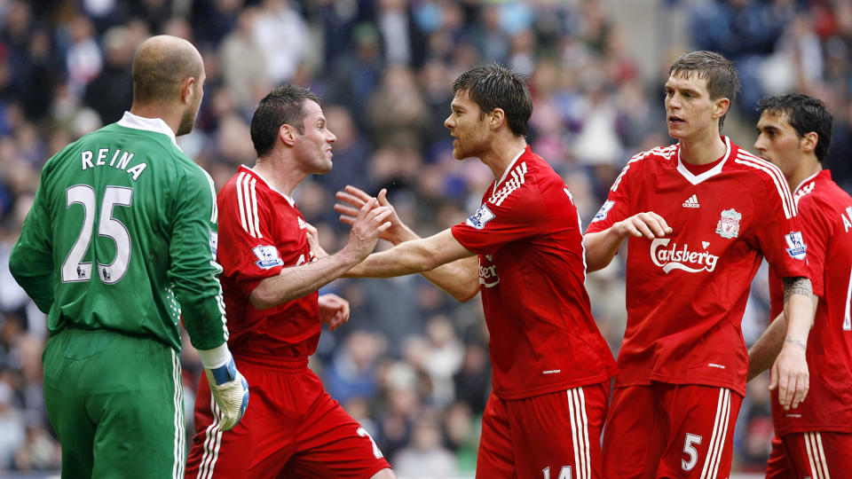 ILLSINT: Liverpools Jamie Carragher og Alvaro Arbeloa ble skilt av lagkameratene i g�r. Foto: AP/Simon Dawson